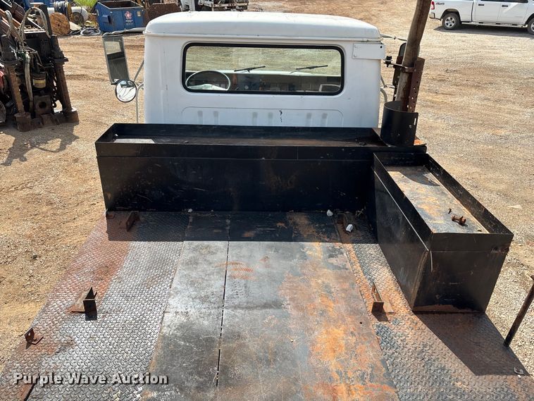 image for item EN5552 1992 International 4700 flatbed truck