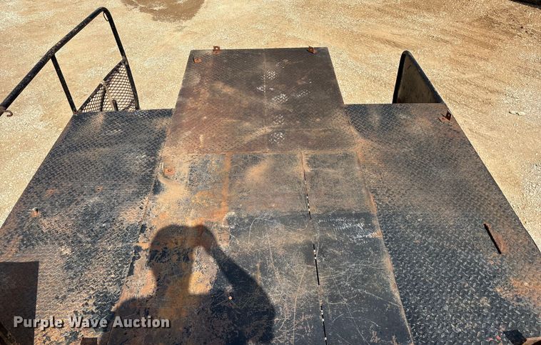 image for item EN5552 1992 International 4700 flatbed truck