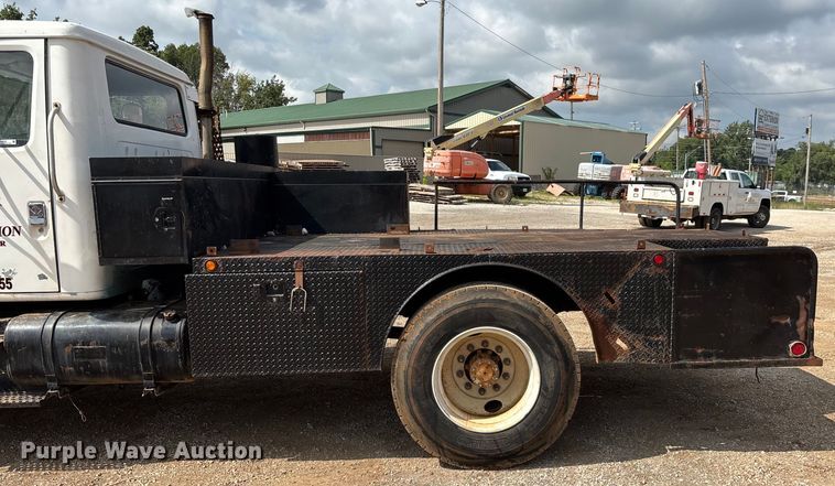 image for item EN5552 1992 International 4700 flatbed truck