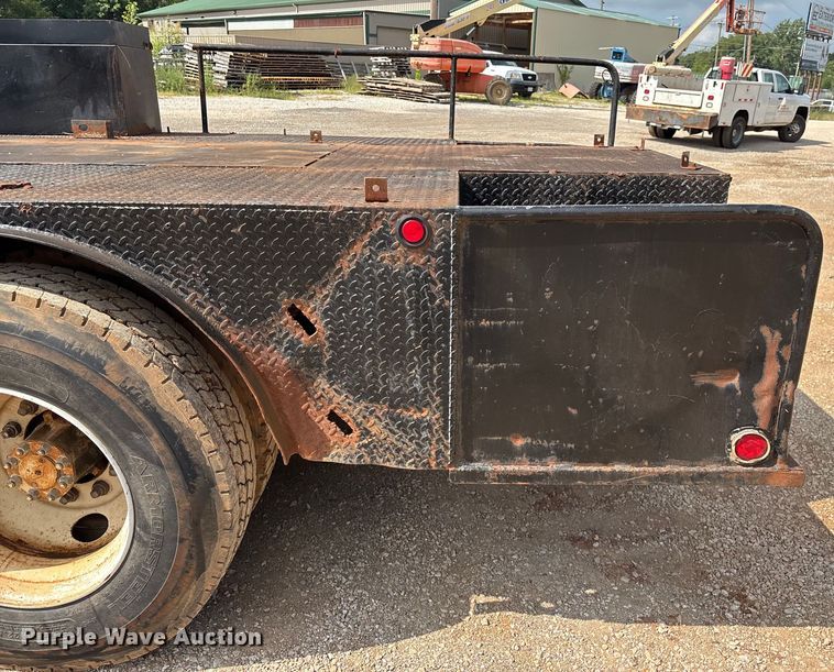 image for item EN5552 1992 International 4700 flatbed truck