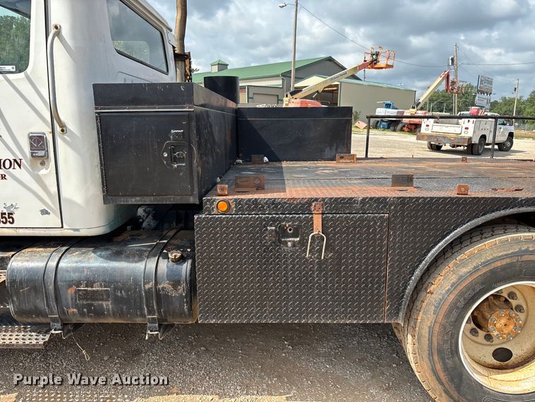 image for item EN5552 1992 International 4700 flatbed truck