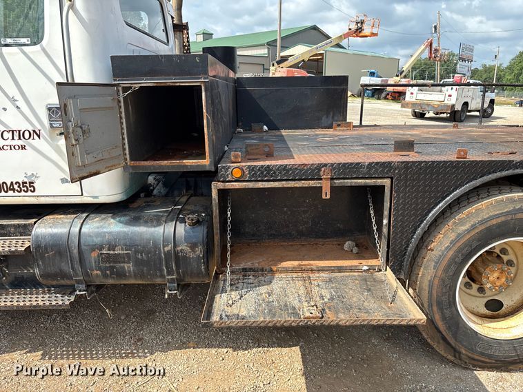 image for item EN5552 1992 International 4700 flatbed truck