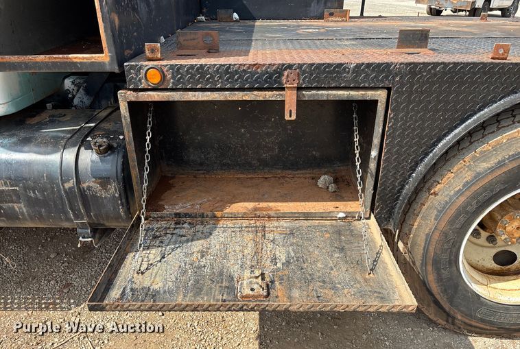 image for item EN5552 1992 International 4700 flatbed truck