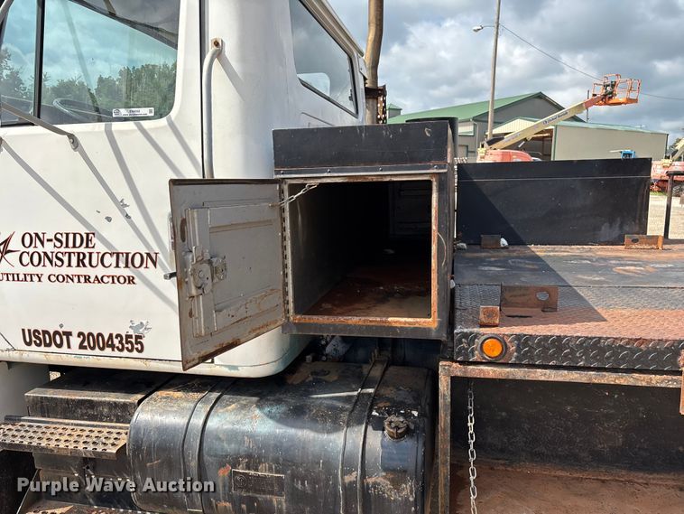 image for item EN5552 1992 International 4700 flatbed truck