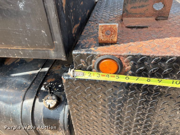 image for item EN5552 1992 International 4700 flatbed truck