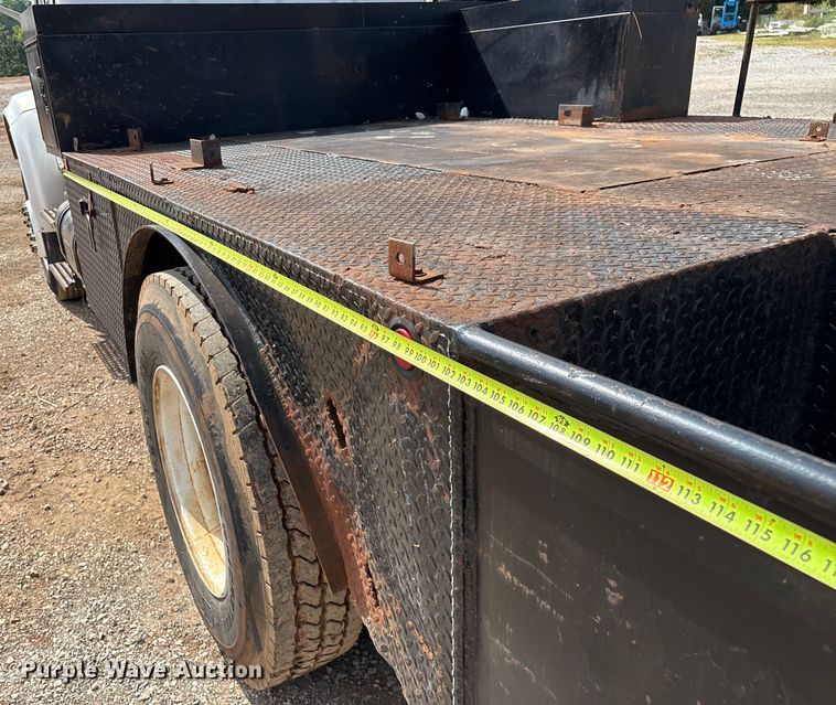 image for item EN5552 1992 International 4700 flatbed truck