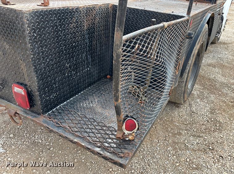 image for item EN5552 1992 International 4700 flatbed truck