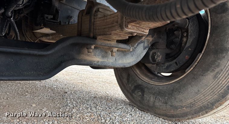 image for item EN5552 1992 International 4700 flatbed truck