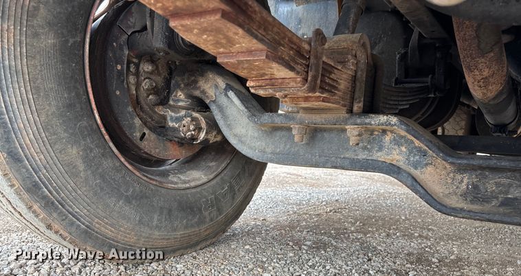 image for item EN5552 1992 International 4700 flatbed truck