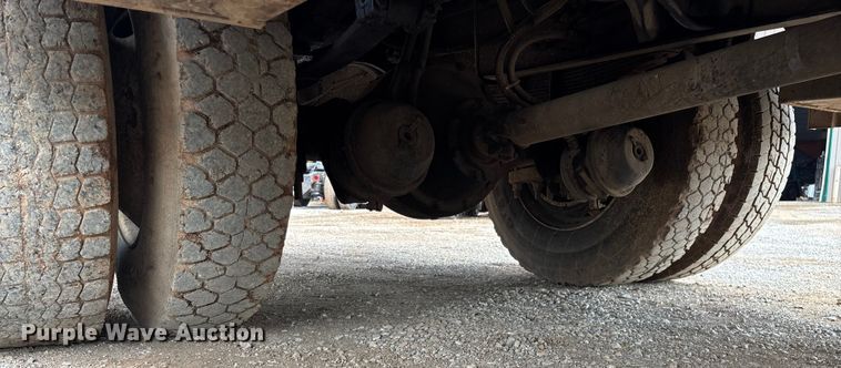 image for item EN5552 1992 International 4700 flatbed truck