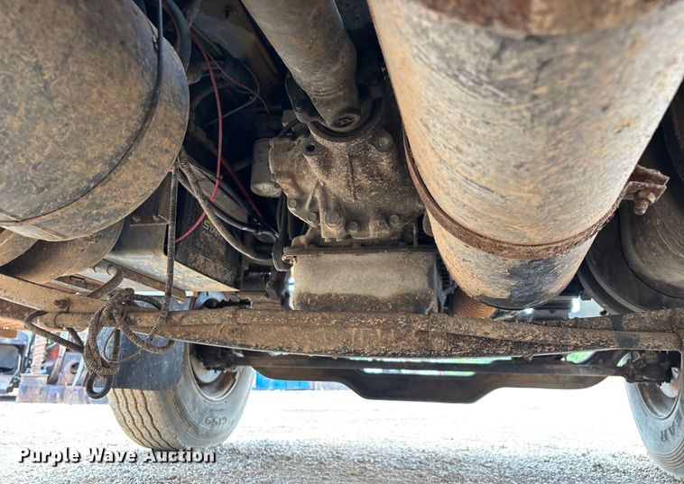 image for item EN5552 1992 International 4700 flatbed truck