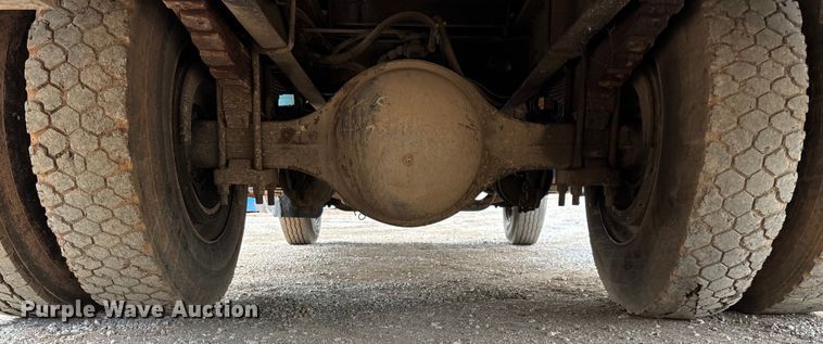 image for item EN5552 1992 International 4700 flatbed truck