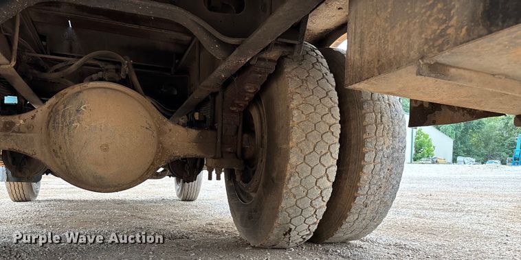 image for item EN5552 1992 International 4700 flatbed truck