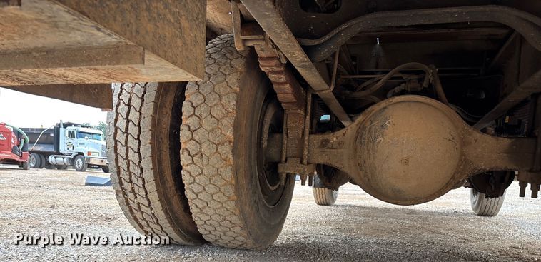 image for item EN5552 1992 International 4700 flatbed truck