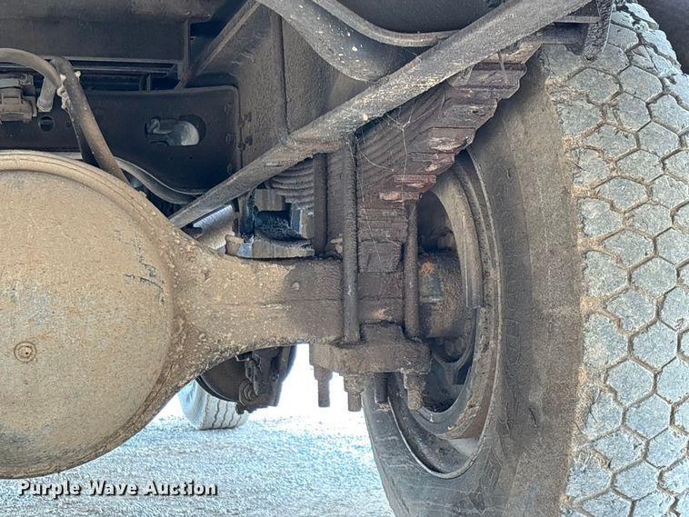 image for item EN5552 1992 International 4700 flatbed truck