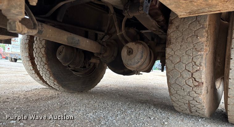 image for item EN5552 1992 International 4700 flatbed truck