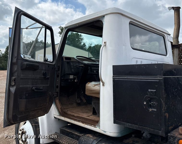 image for item EN5552 1992 International 4700 flatbed truck