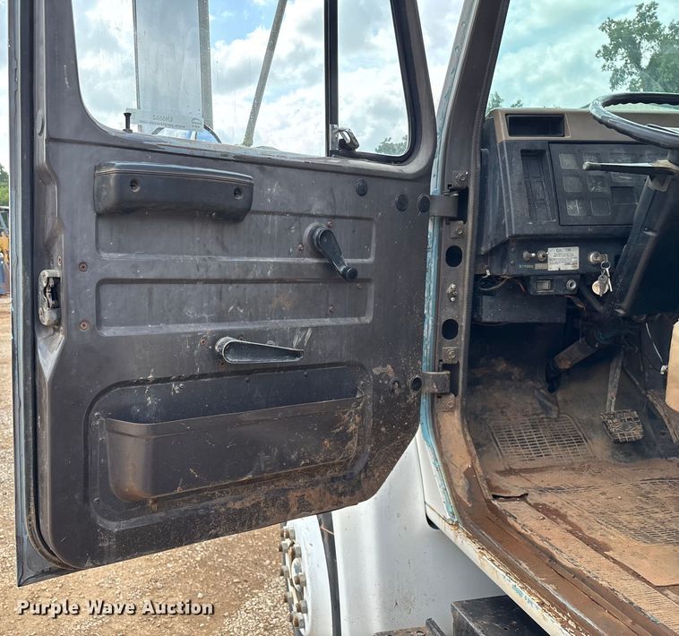 image for item EN5552 1992 International 4700 flatbed truck