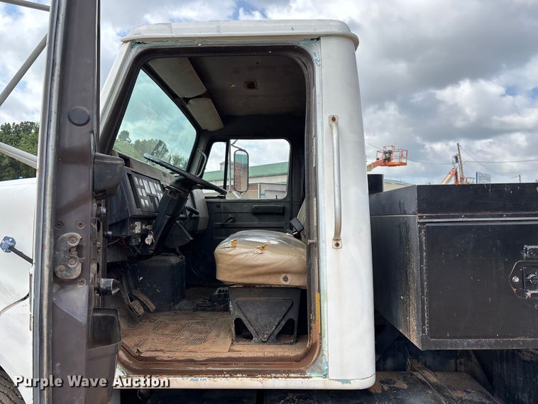 image for item EN5552 1992 International 4700 flatbed truck