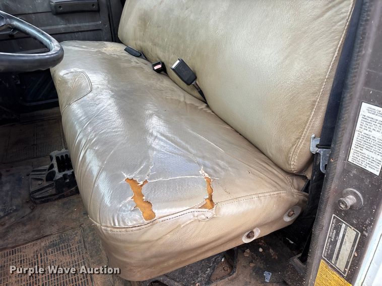 image for item EN5552 1992 International 4700 flatbed truck