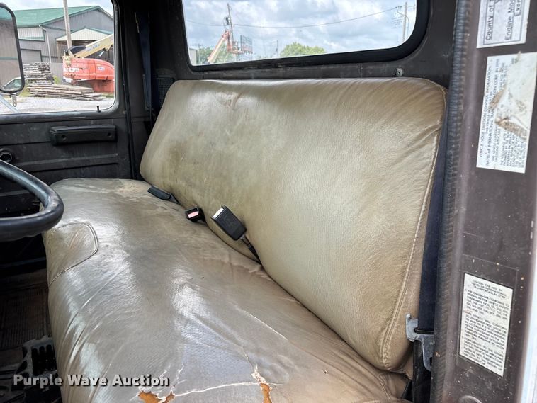 image for item EN5552 1992 International 4700 flatbed truck