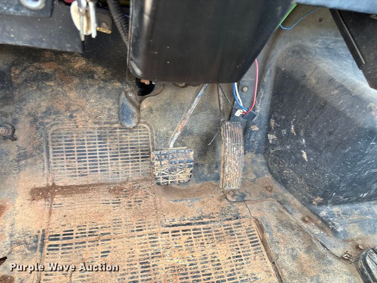 image for item EN5552 1992 International 4700 flatbed truck