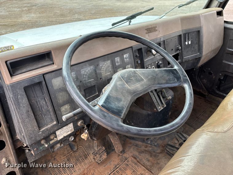 image for item EN5552 1992 International 4700 flatbed truck