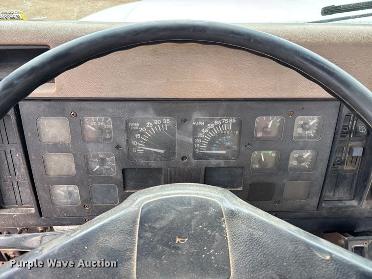 image for item EN5552 1992 International 4700 flatbed truck