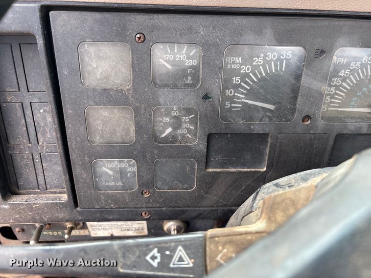 image for item EN5552 1992 International 4700 flatbed truck