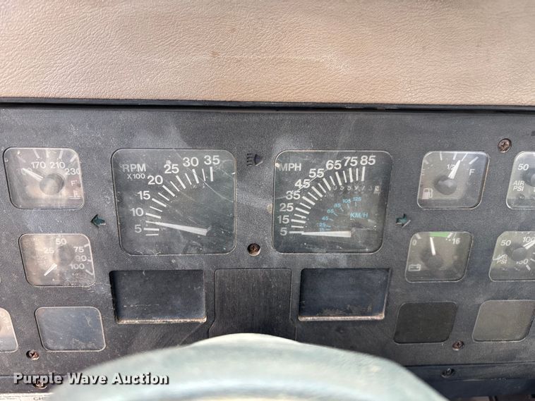 image for item EN5552 1992 International 4700 flatbed truck