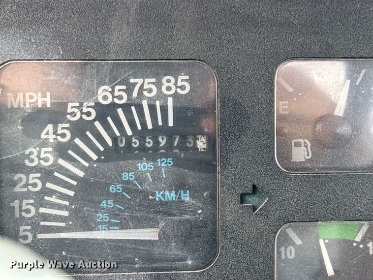 image for item EN5552 1992 International 4700 flatbed truck