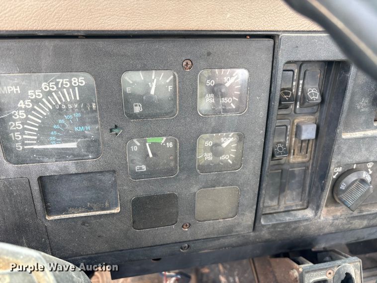 image for item EN5552 1992 International 4700 flatbed truck