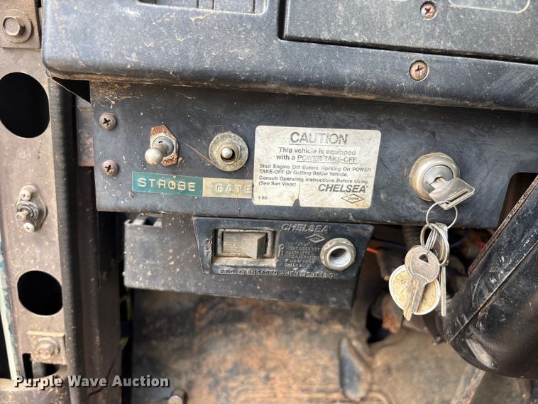 image for item EN5552 1992 International 4700 flatbed truck