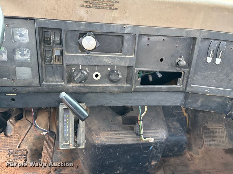 image for item EN5552 1992 International 4700 flatbed truck