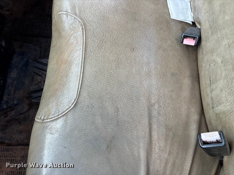 image for item EN5552 1992 International 4700 flatbed truck