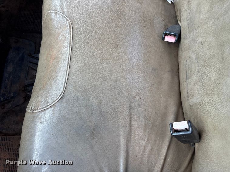 image for item EN5552 1992 International 4700 flatbed truck