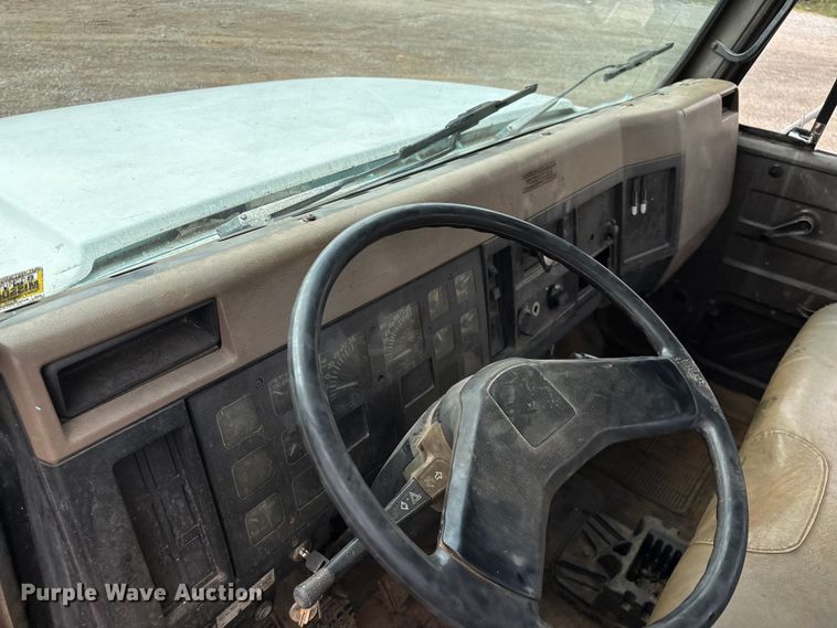 image for item EN5552 1992 International 4700 flatbed truck