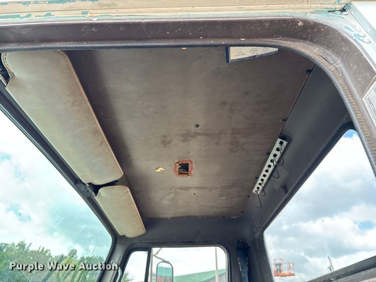 image for item EN5552 1992 International 4700 flatbed truck