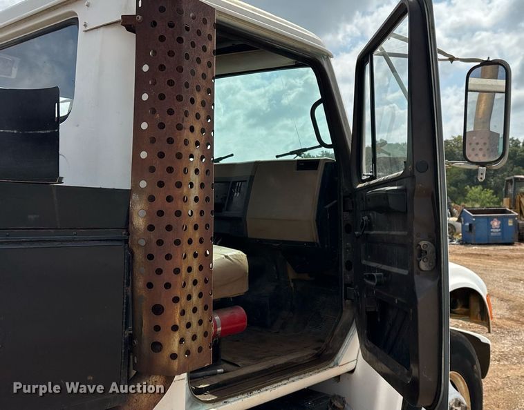 image for item EN5552 1992 International 4700 flatbed truck