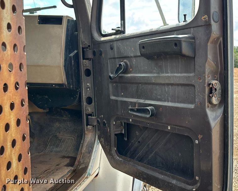 image for item EN5552 1992 International 4700 flatbed truck