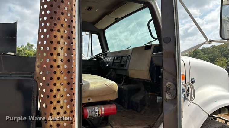 image for item EN5552 1992 International 4700 flatbed truck