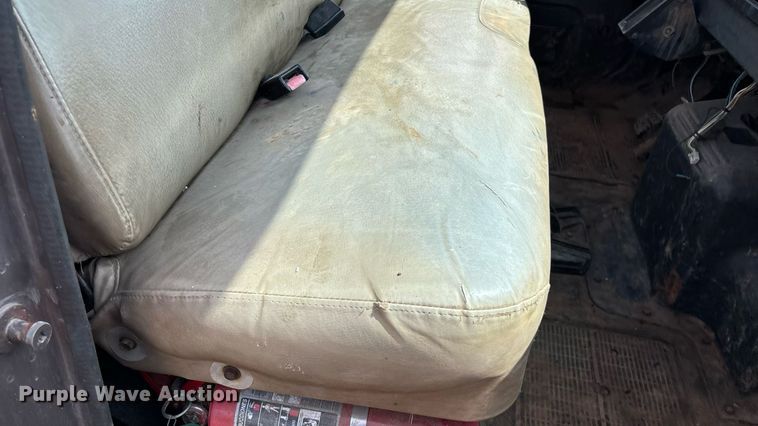 image for item EN5552 1992 International 4700 flatbed truck