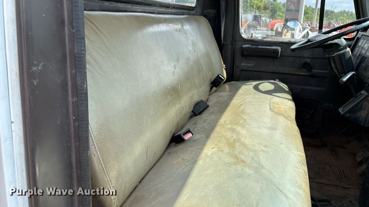 image for item EN5552 1992 International 4700 flatbed truck