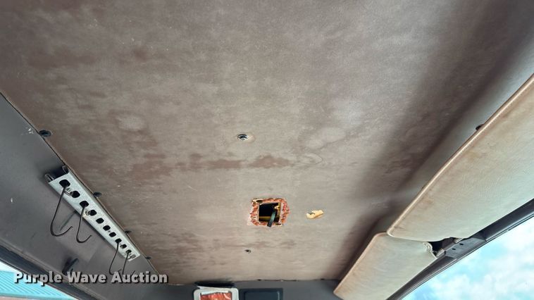 image for item EN5552 1992 International 4700 flatbed truck