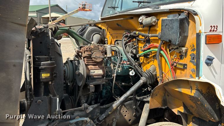 image for item EN5552 1992 International 4700 flatbed truck