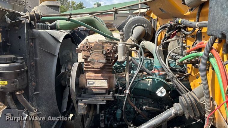 image for item EN5552 1992 International 4700 flatbed truck