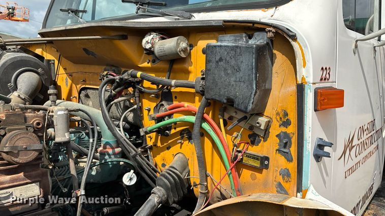 image for item EN5552 1992 International 4700 flatbed truck