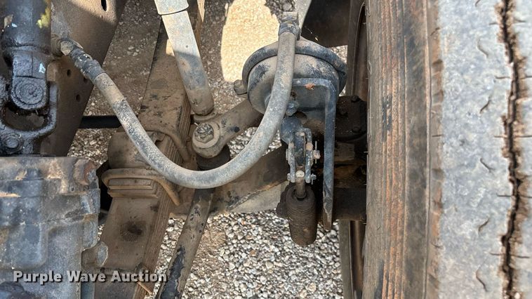 image for item EN5552 1992 International 4700 flatbed truck