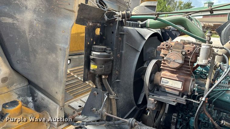 image for item EN5552 1992 International 4700 flatbed truck