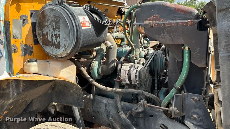 image for item EN5552 1992 International 4700 flatbed truck